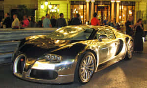 夜間停泊的銀色Bugatti Veyron，屏障後方有群眾。 — 汽車 壁紙
