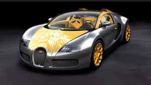 銀色Bugatti跑車，帶有黃色獅子貼紙和金色輪圈，在攝影棚環境中。