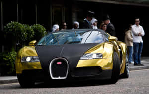 金色和黑色Bugatti Veyron停在街上，人群圍觀。