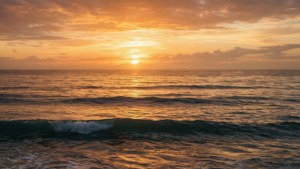海洋上的夕陽，金色波浪和橙色天空