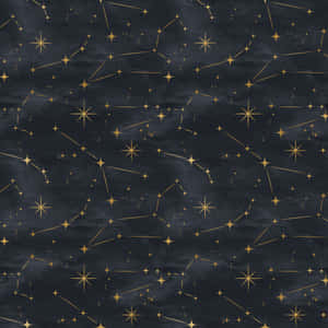 在深色紋理背景上，金色星星和星座組成的天體圖案。 — 月色夜空 壁紙