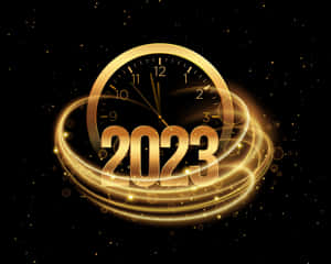 金色時鐘同2023年喺星光夜空上發光，帶有光軌。