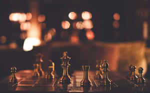 金色棋子在棋盤上，背景有柔和發光的燈光。 — 國際象棋 壁紙