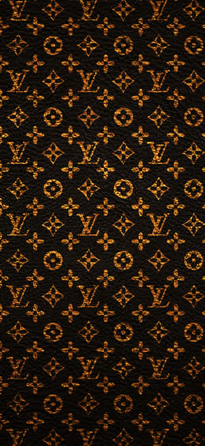 黑色皮革上垂直重複金色Louis Vuitton字母組合圖案。
