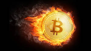 金色比特幣燃燒著明亮的橙色火焰和煙霧。