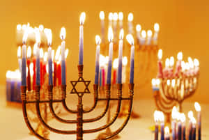 金色的燭台（Menorah）上點燃了蠟燭，用於慶祝光明節。 — MacBook Pro 壁紙
