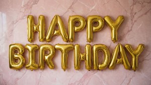 在粉紅色大理石牆上拼出happy birthday的金色生日氣球。 — 今日我生日 壁紙