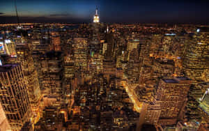 夜間紐約市天際線的空中景觀，摩天大樓和帝國大廈亮起。