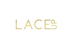 金色蕾絲風格文字在白色背景上拼出 LACES。