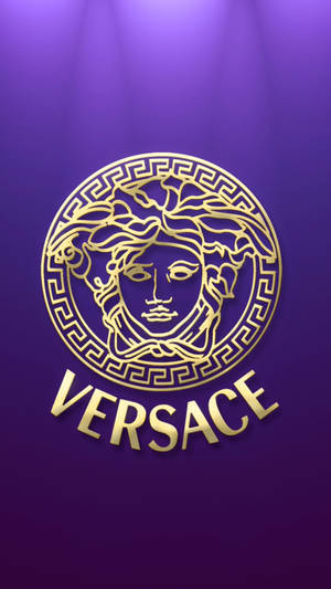Versace 標誌，帶有美杜莎頭，置於紫色漸變背景上。
