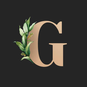 米色字母G，飾以綠色葉片和黃花，深色背景。