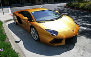 金色林寶堅尼 Aventador 停泊在陽光普照的行人路上，靠近綠化地帶。