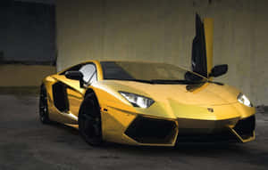 金色林寶堅尼Aventador在黑暗車庫中打開車門。