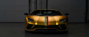 金色林寶堅尼Aventador在黑暗車庫中帶有三色條紋。