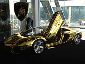 金色林寶堅尼在豪華車展廳內打開車門。 — 蘭博基尼 壁紙