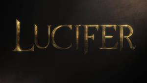 深色紋理背景上帶有戲劇性燈光的金色Lucifer標題文字