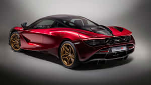 紅色McLaren 720S跑車配金色輪圈，工作室燈光。