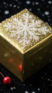 金色禮物盒，雪花設計，紅色漿果，雪地背景。 — 聖誕禮物 壁紙