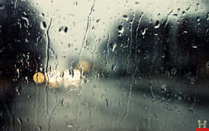 車窗上的雨滴，夜間模糊發光的街燈。