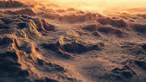 崎嶇紋理地形在溫暖金色夕陽下，帶有大氣霧霾