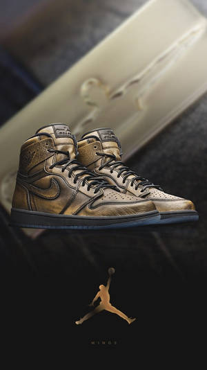 金色Air Jordan運動鞋，黑色鞋帶和Jumpman標誌，深色背景。 — Air Jordan GIF 壁紙