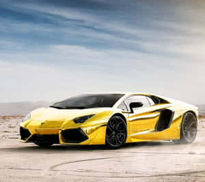 金色林寶堅尼Aventador在沙漠公路上奔馳，夕陽西下。
