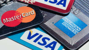 一堆帶有 MasterCard、Visa 和 American Express 標誌的信用卡。