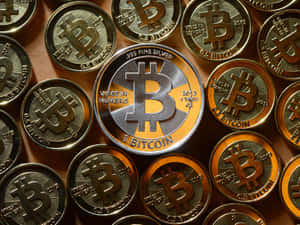 棕色表面上排列著閃亮的金色和銀色比特幣硬幣。