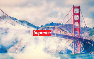 金門大橋，紅色Supreme標誌疊加在霧氣瀰漫的水面上。