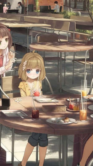 兩個動漫女孩在陽光明媚的戶外咖啡桌旁啜飲飲品。 — 動漫女孩 壁紙