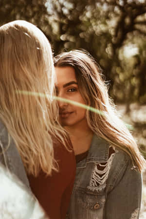 兩位女士在陽光普照的森林中擁抱，金色光線。