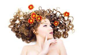 捲髮女性，頭髮上有紅黃花朵，向上看 — 美學女孩 壁紙