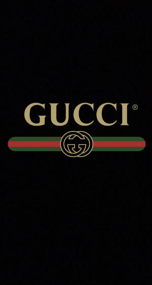 金色文字及紅綠條紋的Gucci標誌，黑色背景。
