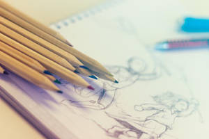 素描本上的彩色鉛筆，帶有動漫角色草圖。 — 繪畫 壁紙