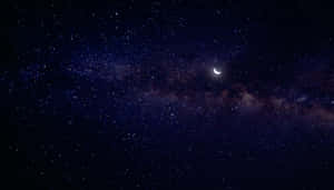 新月在銀河系上方，星空夜空。