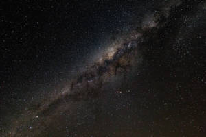 夜空中的銀河系，帶有星星和宇宙塵埃雲