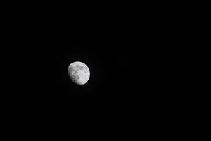彎月在黑暗的夜空中閃耀。 — 銀河月亮動態 壁紙