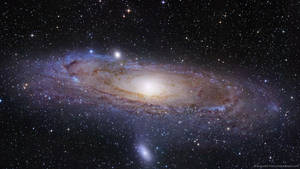 一個螺旋星系，具有明亮的核心和充滿恆星和宇宙塵埃的旋轉臂。