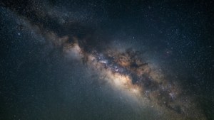 令人嘆為觀止的銀河系全景，滿天繁星伴隨柔和星雲。 — 太空 壁紙