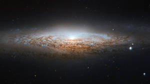 一個帶有發光旋臂和散落恆星的螺旋星系。 — 太空 壁紙