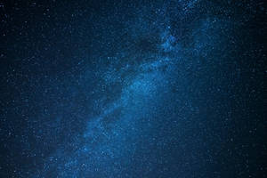 銀河系以深藍色在繁星點點的夜空中閃耀。