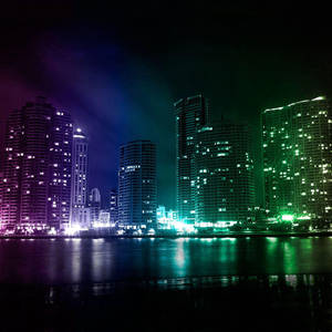 夜晚霓虹城市天際線倒映在水中，帶有紫色和綠色燈光。