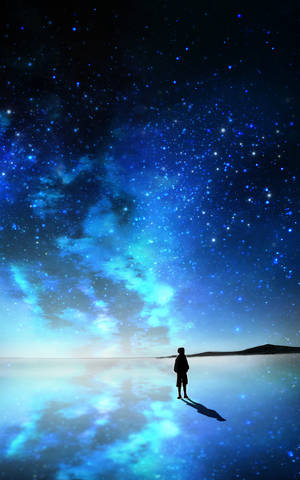 一個人獨自站在星空下，下方反射著藍色星雲。