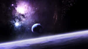 一個紫色星雲在深空中靠近一顆行星閃耀，伴隨著宇宙塵埃。
