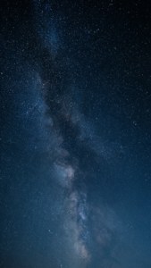 在深藍色夜空中，銀河系擁有密集的星團和宇宙塵埃。