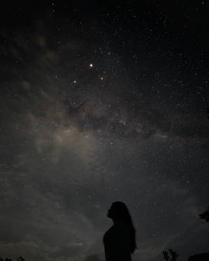一個人站在星空下觀看銀河