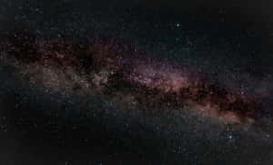 銀河系帶有紫色和粉紅色星雲，背景是佈滿星星的夜空。