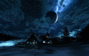 雪村小屋在星空下，發光的極光和巨大的月亮。