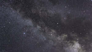 夜空中的銀河系，點綴著恆星和宇宙塵埃 — 太空 壁紙