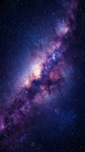 充滿活力的紫色和藍色星雲在佈滿星星的星系中旋轉。
